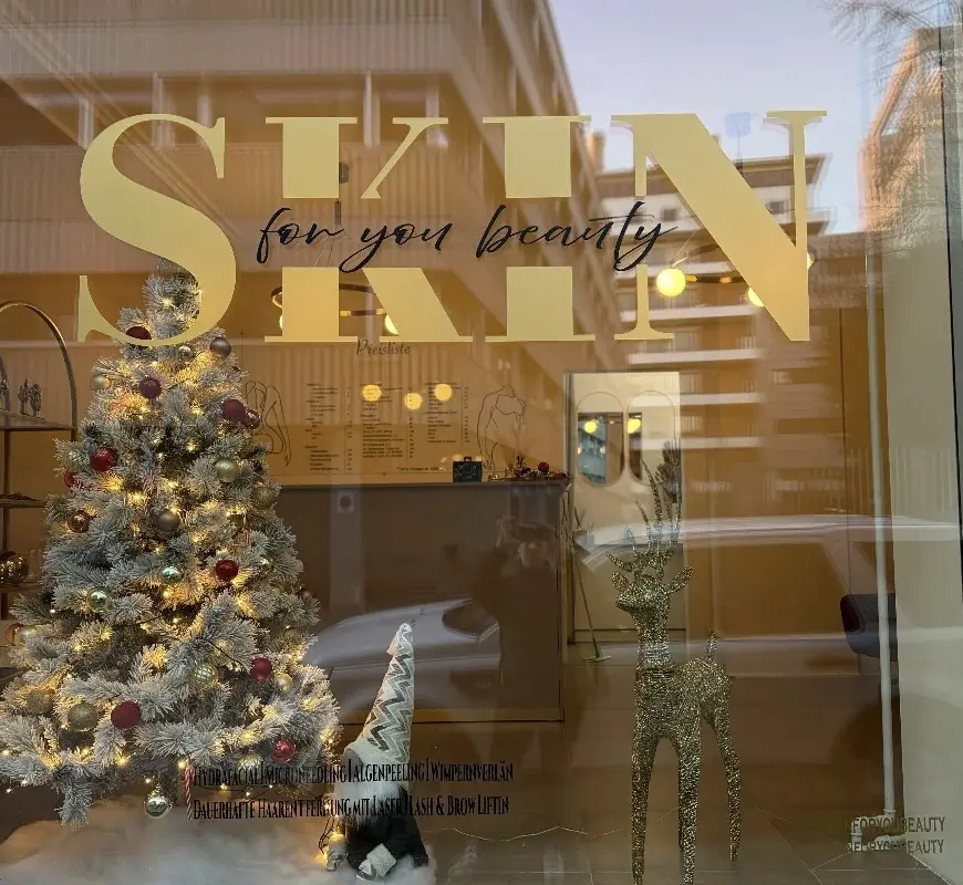 Schaufenster von Skin For You Beauty in Basel mit goldenem SKIN-Schriftzug